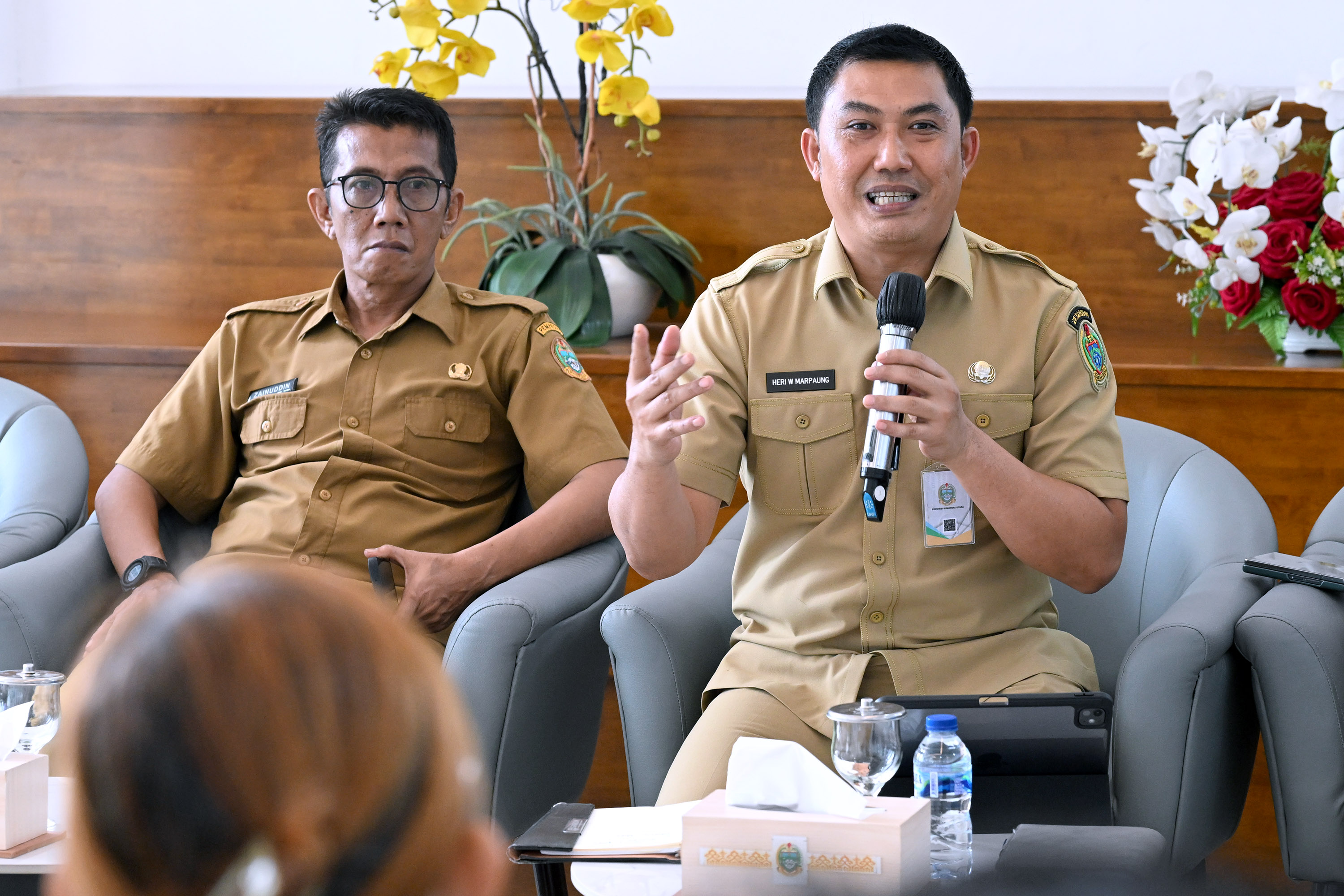 Kepala Dinas Lingkungan Hidup dan Kehutanan Sumut, Heri Wahyudi Marpaung, saat konferensi pers terkait pengelolaan lingkungan dan sumber daya alam berkelanjutan di Aula Dekranasda Kantor Gubsu.