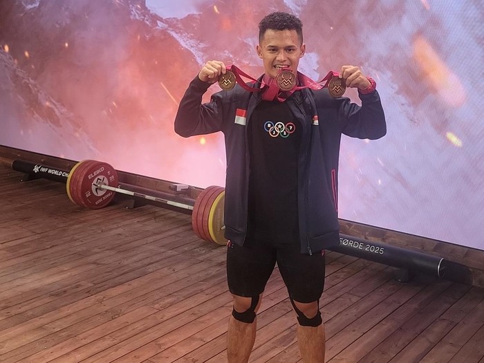 Lifter Indonesia Rizki Juniansyah sukses meraih dua medali emas dan memecahkan rekor dunia di Kejuaraan Dunia Angkat Besi 2025, Forde, Norwegia, Selasa (7102025).