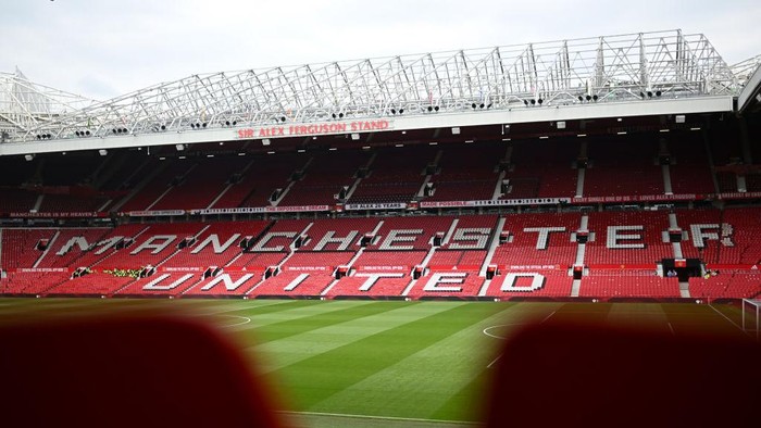 Fans Sunderland menangkap seekor tikus di tribun Old Trafford saat laga tandang melawan Manchester United.