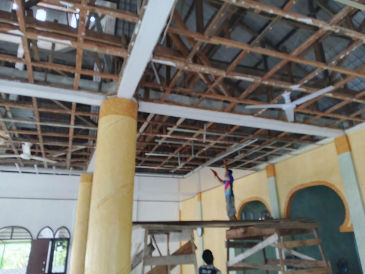 Plafon masjid di Desa Pea Bumbung, Kecamatan Singkil, yang dikerjakan dari pengalihan proyek pembangunan TPA Baitussalihin.