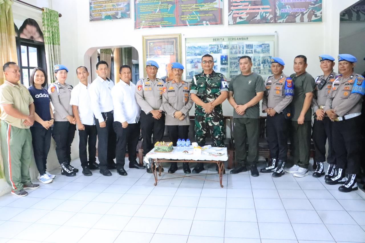 Kasi Propam Polres Labuhanbatu, AKP Rihwanto, memberikan kue ulang tahun kepada Kasubdenpom I/1-2 Rantauprapat, Kapten Cpm. Zulkifli, disaksikan personel lainnya.