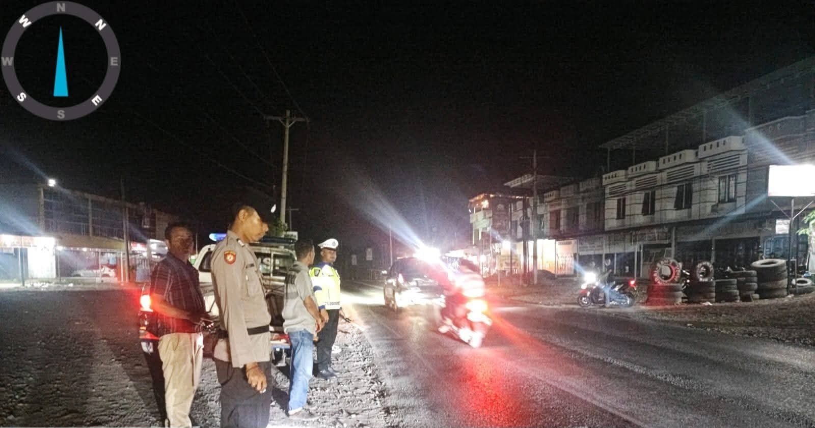 Personel Polsek Na IX-X saat melaksanakan Patroli Blue Light di jalur rawan aksi balap liar, Minggu malam (5/10/2025).