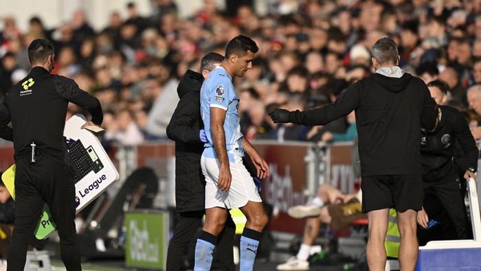 Rodri terkapar di lapangan saat laga Manchester City vs Brentford. Cedera hamstring membuatnya batal bela Timnas Spanyol.