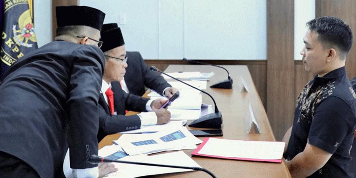 Saksi saat memberikan keterangan dalam sidang dugaan suap Ketua KPU Labura di DKPP RI.