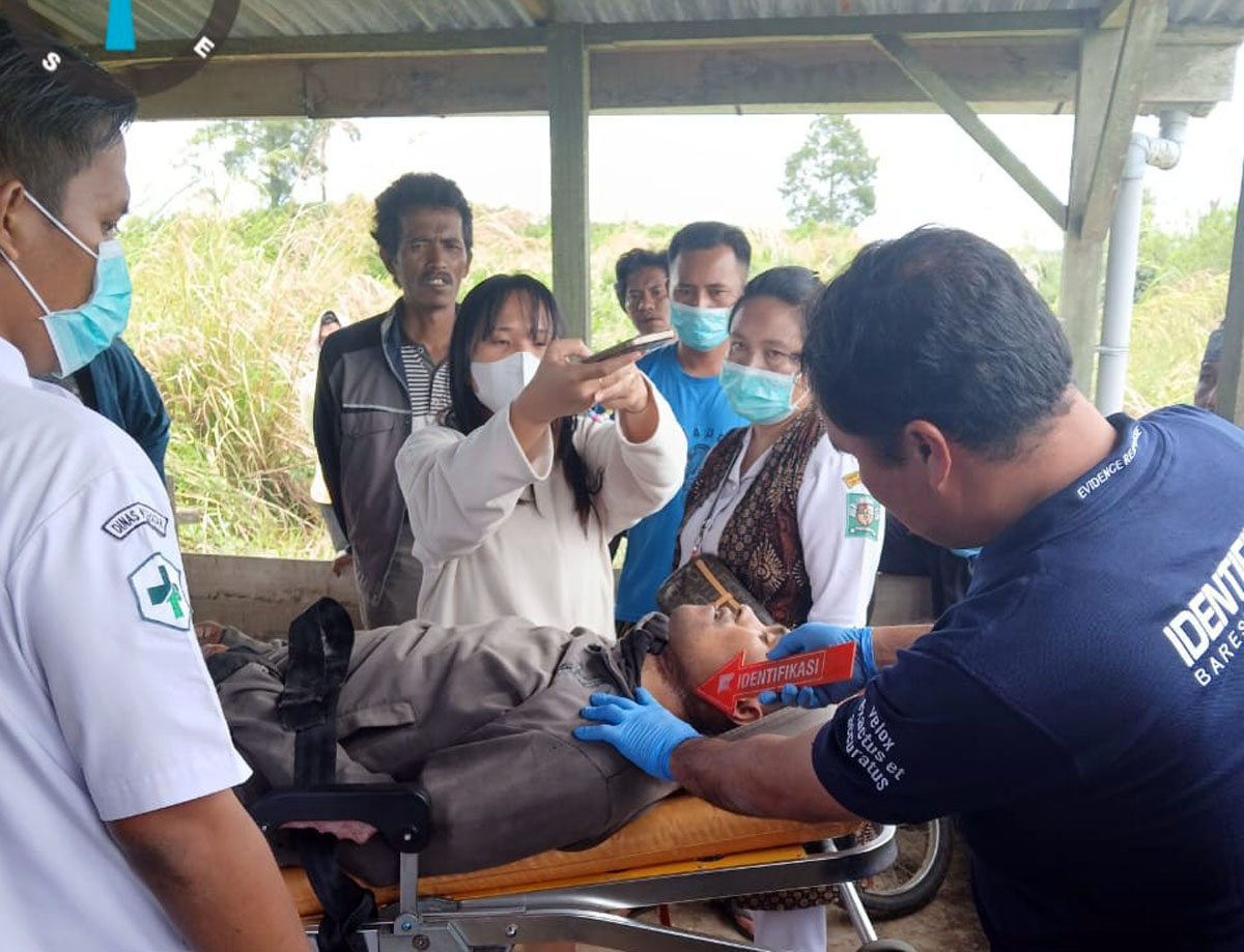 Petugas mengevakuasi jenazah Fernando Sahlan Turnip yang ditemukan tewas gantung diri di gubuk perladangan, Nagori Purba Tongah, Simalungun.