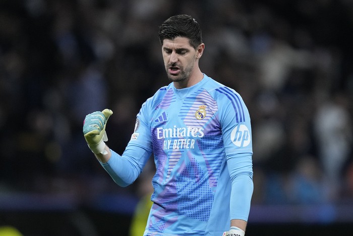 Thibaut Courtois terlihat kecewa usai kebobolan di laga La Liga. Ruang ganti Madrid dikabarkan memanas karena performanya.