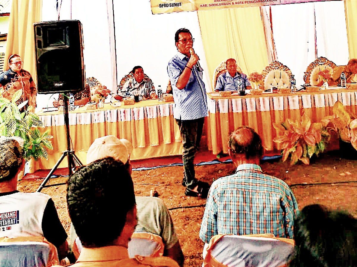 Anggota DPRD Sumut Timbul Jaya Sibarani berdialog dengan warga Desa Balimbingan saat reses di Kecamatan Tanah Jawa, Simalungun, Senin (6/10/2025).