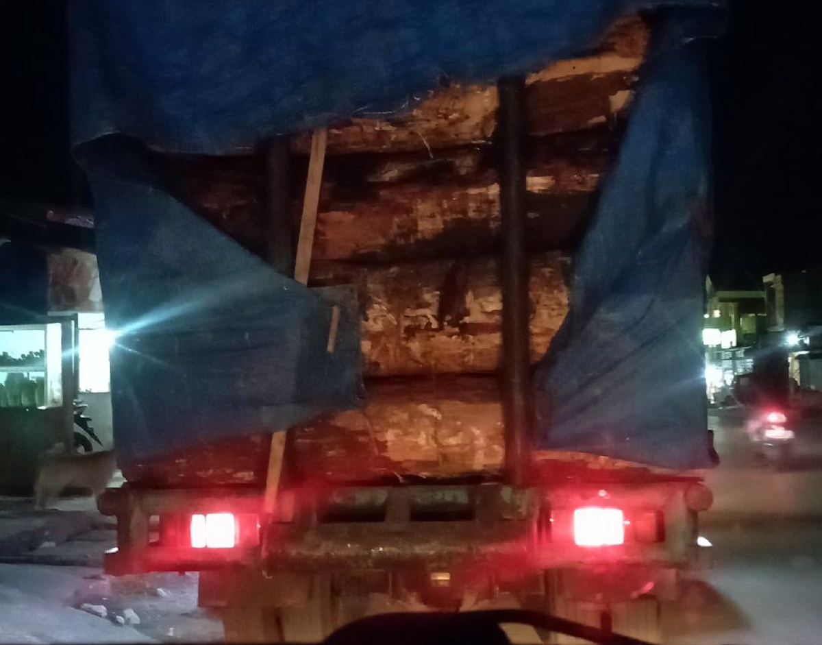 Truk bermuatan kayu bulat melintasi Kota Doloksanggul, Humbahas, Sabtu malam (4/10/2025) sekitar pukul 21.07 WIB.