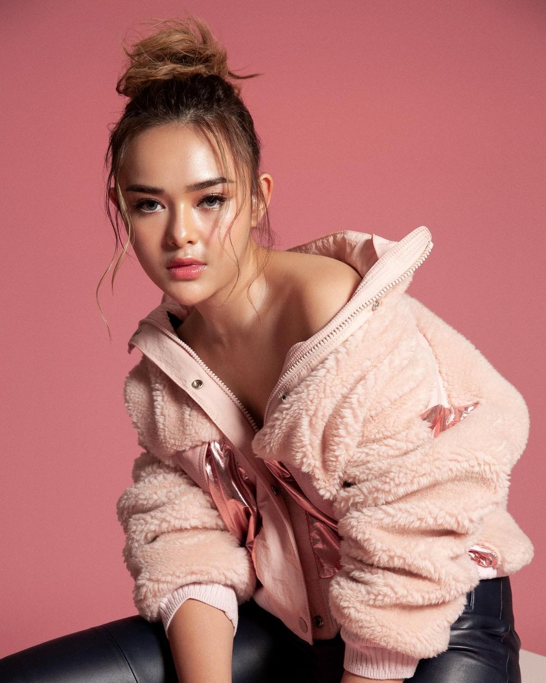 Amanda Manopo dikabarkan akan menikah dengan Kenny Austin pada 10 Oktober 2025. Kabar tersebut masih belum dikonfirmasi oleh pihak Amanda. (Foto: )