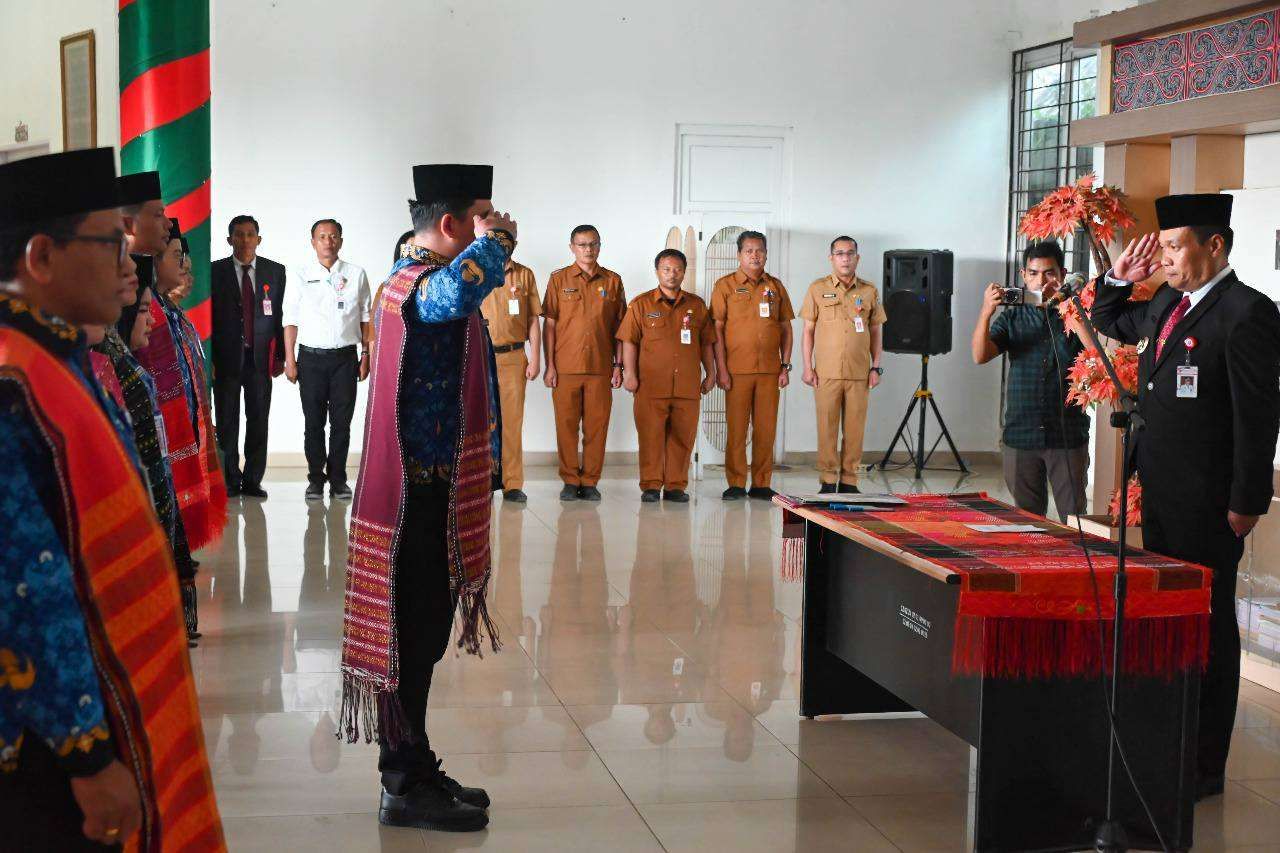 Bupati Humbang Hasundutan, Dr. Oloan Paniaran Nababan, melantik 9 pejabat fungsional dan 18 PPPK Guru serta Kesehatan di Perkantoran Bukit Inspirasi Doloksanggul, Senin (6/10/2025).