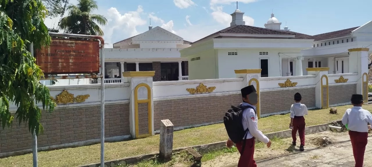 Rumah dinas Bupati Labuhanbatu di Jalan WR Supratman, Rantauprapat, yang diduga berdiri di atas lahan milik PT KAI.