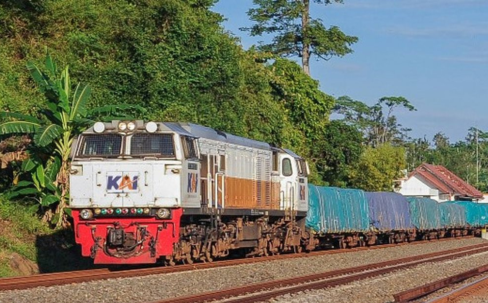 Kereta api pengangkut CPO di jalur Kisaran&ndash;Hengelo, Kabupaten Asahan.