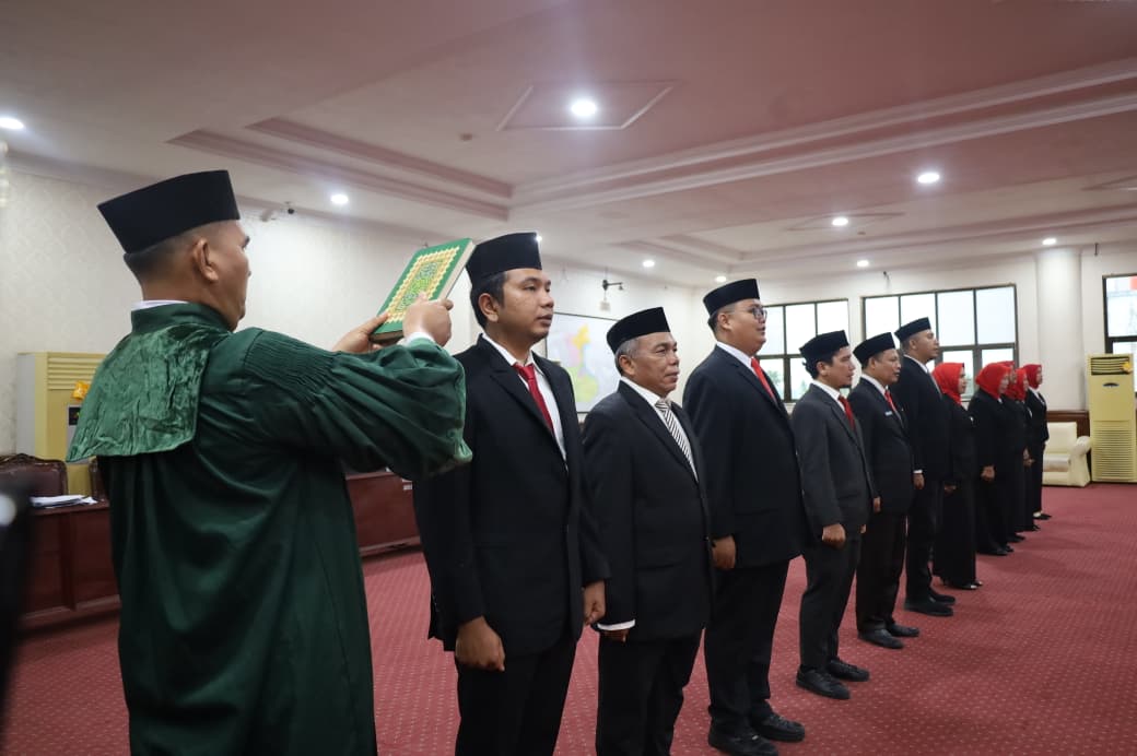 Wali Kota Tanjungbalai Mahyaruddin Salim melantik dan mengambil sumpah 13 pejabat baru di Aula Sutrisno Hadi, Kantor Wali Kota Tanjungbalai.