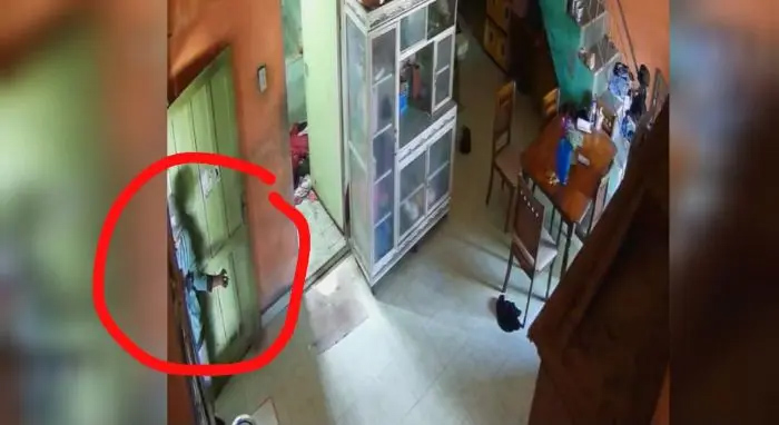 Potongan rekaman CCTV di rumah Kepala Desa Mekar Sari yang memperlihatkan jelas aksi pelaku pencurian.