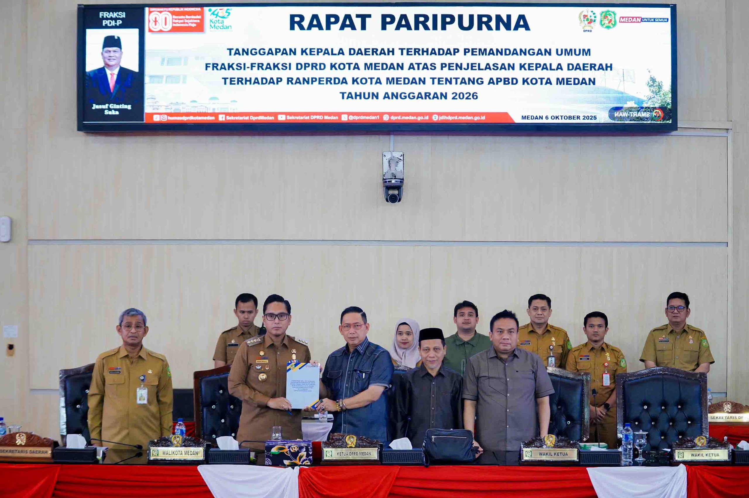 Wali Kota Medan Rico Waas menyerahkan dokumen jawaban pemandangan umum kepada Ketua DPRD Medan, Wong Chun Sen usai rapat paripurna, Senin (6/10/2025).