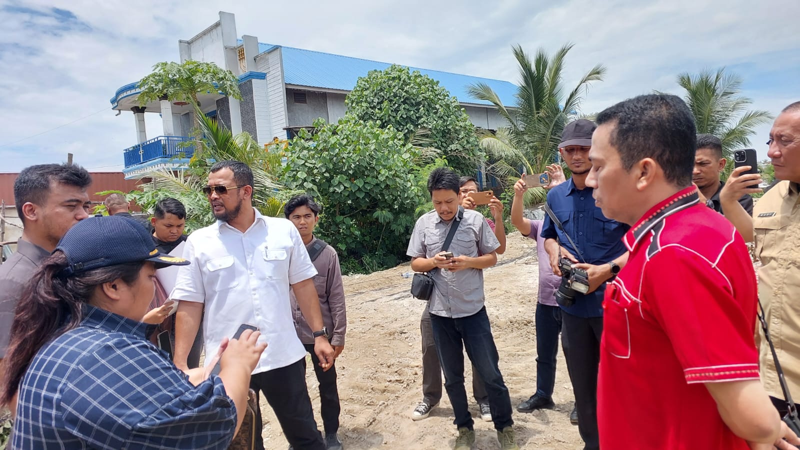 Suasana kunjungan Wakil Ketua DPRD Medan, Hadi Suhendra dan Ketua Komisi IV, Paul Mei Anton di lokasi penimbunan hutan mangrove di Jalan Pulau Sicanang, Medan Belawan, Selasa (7/10/2025).