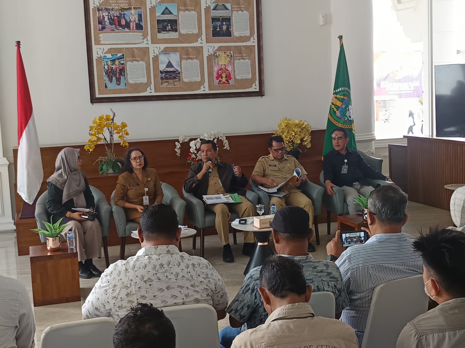 Suasana temu pers soal pengendalian inflasi oleh sejumlah kepala OPD Pemprov Sumut di Kantor Gubernur Sumut, Jalan Diponegoro Nomor 30, Medan, Selasa (7/10/2025).