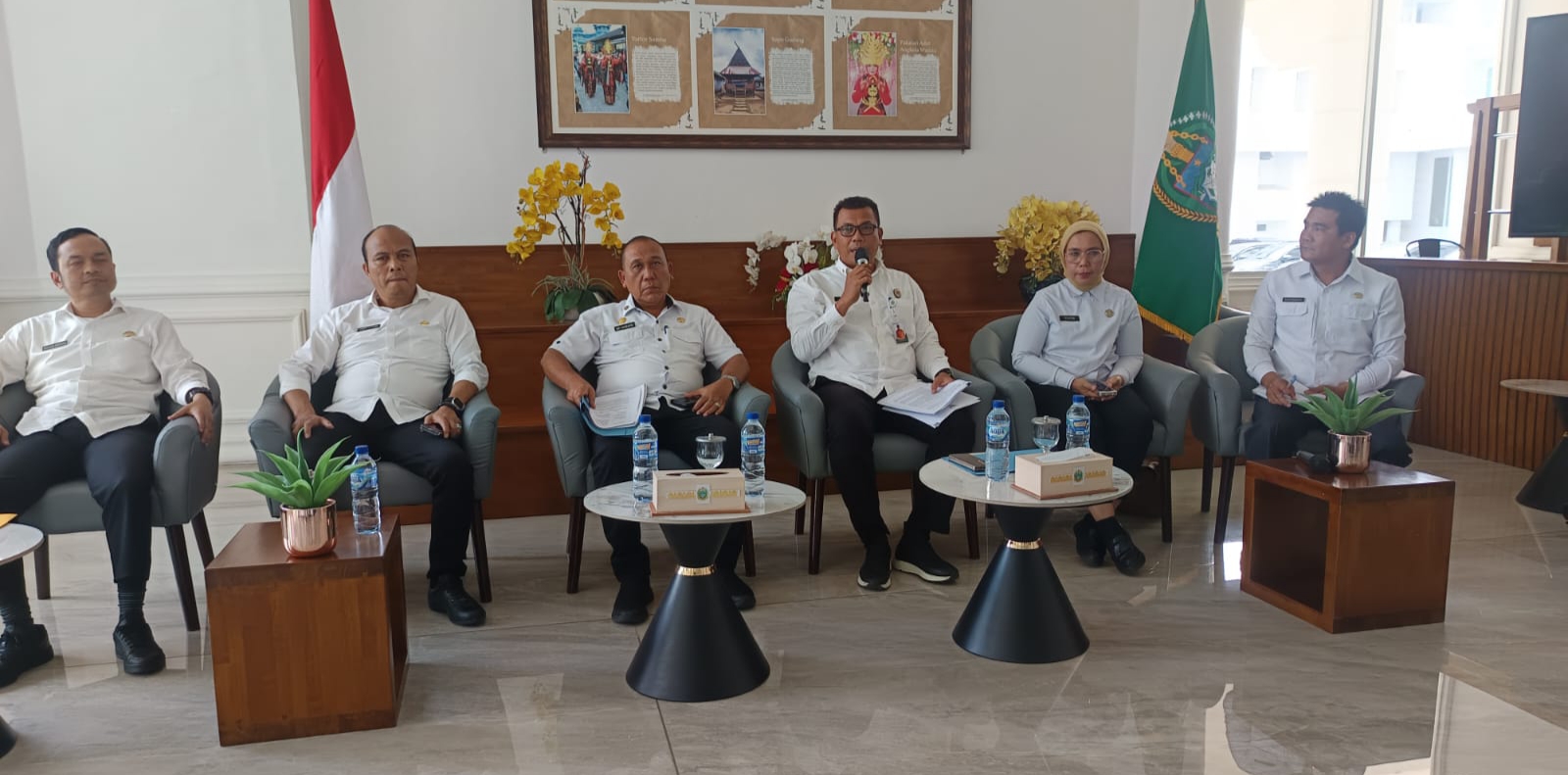 Kepala BPBD Sumut Tuahta Saragih beserta jajaran dalam konferensi pers di Kantor Gubernur Sumut pada Rabu, 8 Oktober 2025.