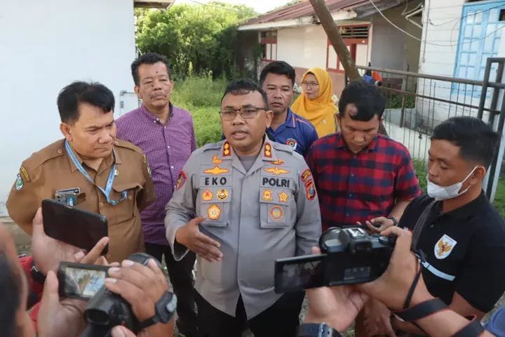 Kapolres Tanah Karo AKBP Eko Yulianto bersama jajaran saat menghadiri pemakaman korban Sozisokhi Lase di TPU Salit, Tigapanah.