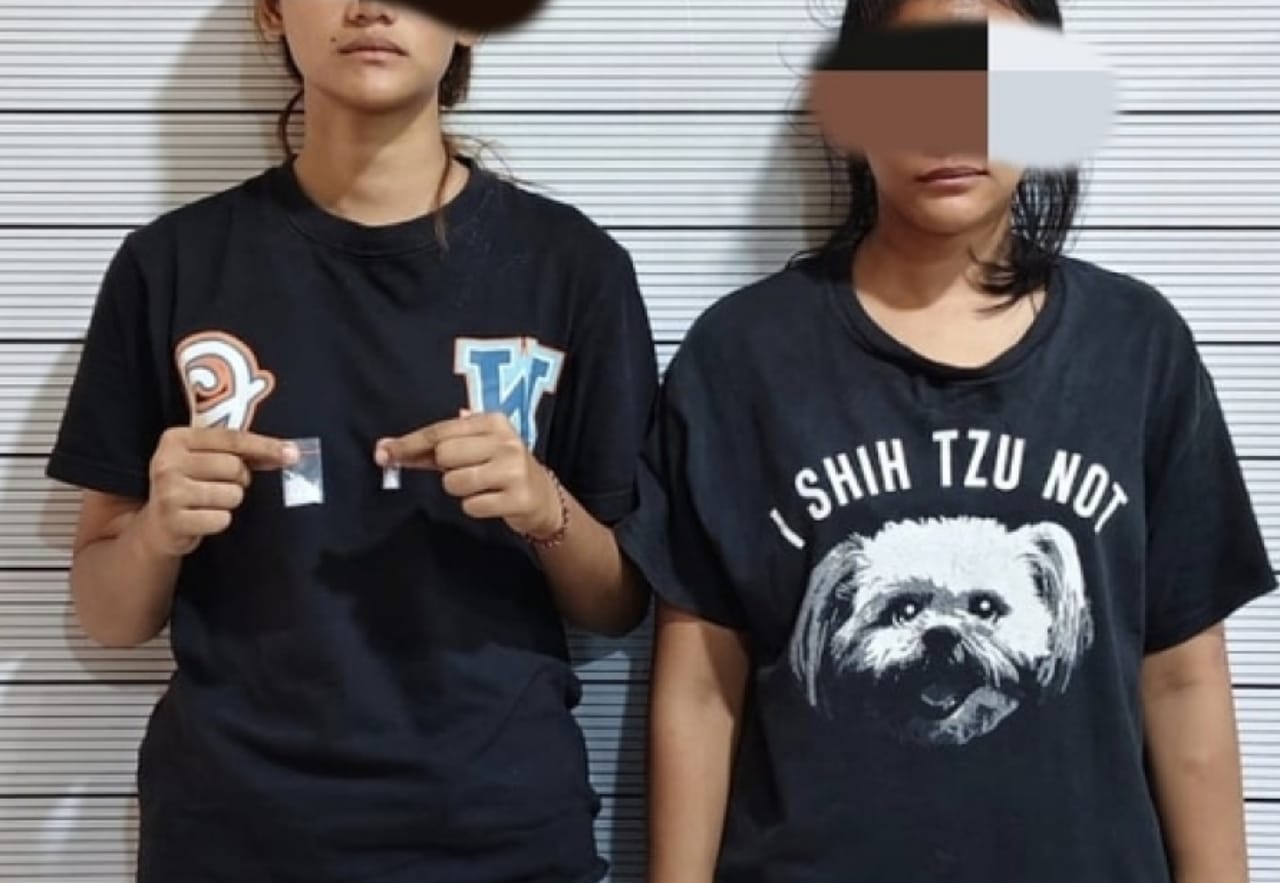 Kedua pelaku FK dan TP diamankan petugas Satres Narkoba Polrestabes Medan bersama barang bukti sabu.