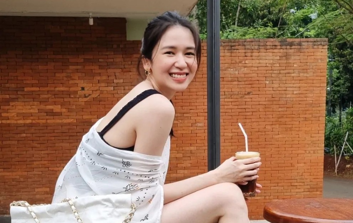 Laura Basuki mencuit foto komika Beni Siregar berbalut kostum pocong merah di akun X miliknya, bikin heboh netizen.