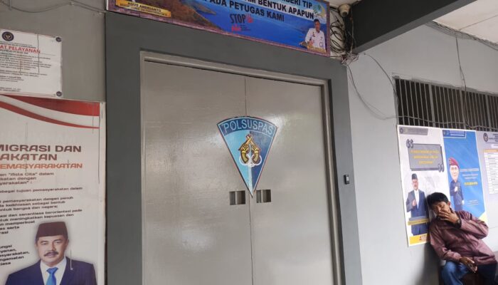 Petugas Lapas Kelas III Pangururan bersama aparat Polres Samosir melakukan olah TKP di lokasi perkelahian yang mengakibatkan seorang warga binaan tewas, Senin (6/10/2025).