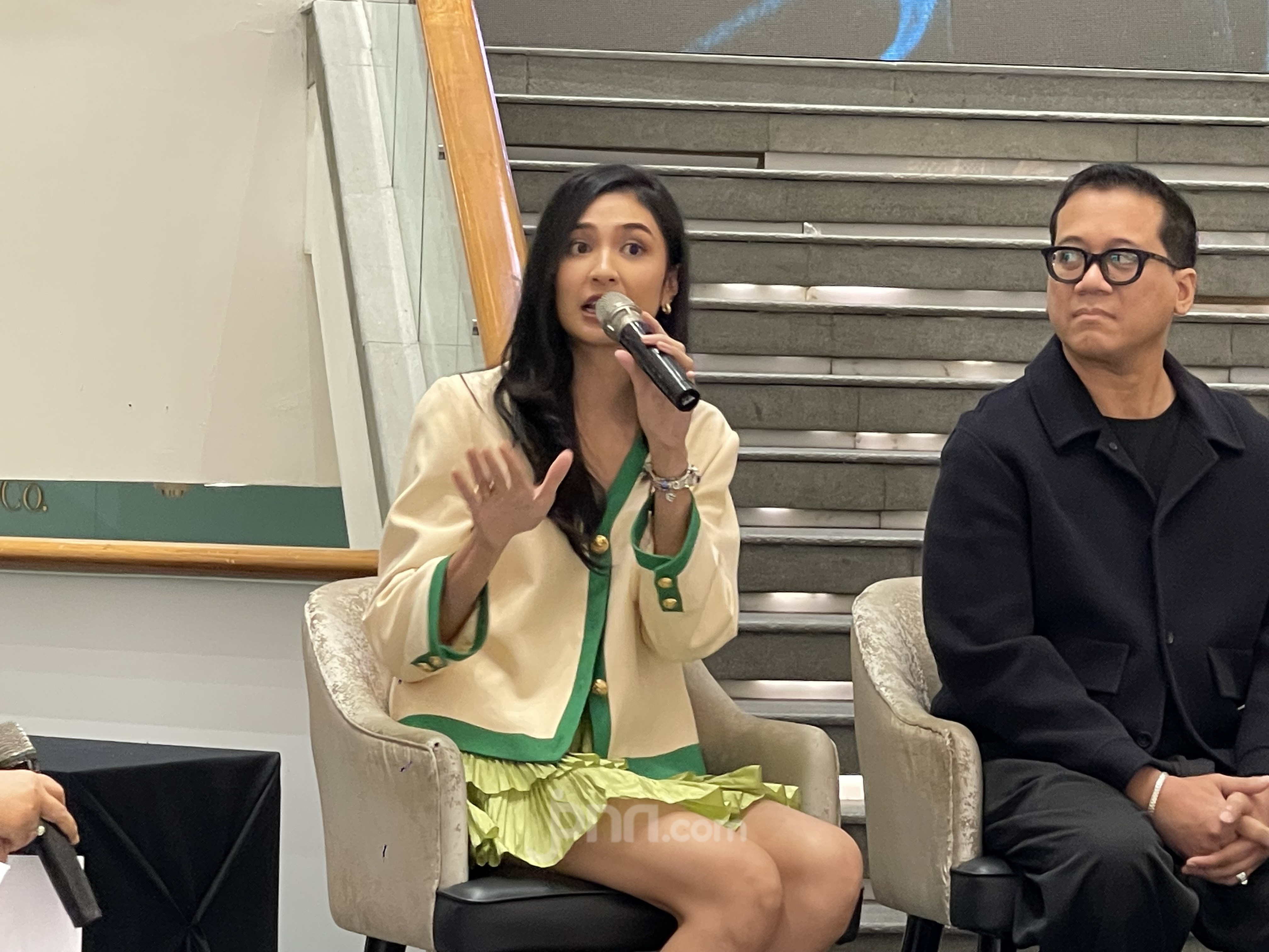 Mikha Tambayong siap tampil bersama pamannya, Harvey Malaihollo, dalam konser 50 tahun perjalanan karier sang legenda bertajuk I&rsquo;m Still Here Concert.