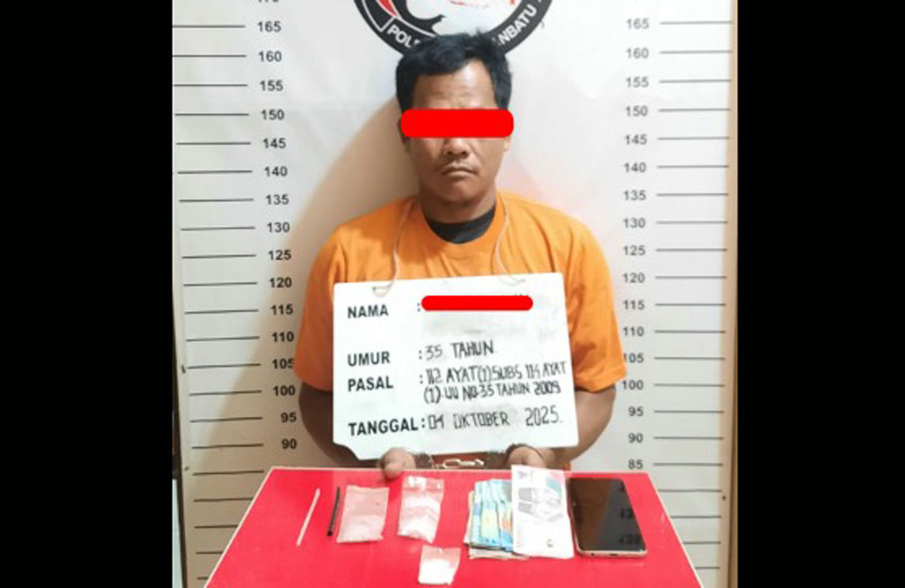Tersangka SHD saat diamankan petugas Satres Narkoba Polres Labuhanbatu bersama sejumlah barang bukti sabu dan uang tunai hasil penjualan.