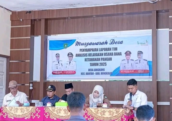 Pj Kepala Desa Jangkang Juminah, SE, memimpin musyawarah desa penyampaian laporan tim analisis kelayakan usaha Dana Ketahanan Pangan Tahun 2025 di Aula Kantor Desa Jangkang.
