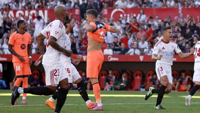 Robert Lewandowski gagal mengeksekusi penalti saat Barcelona dibantai Sevilla 1-4 di Ramon Sanchez Pizjuan.