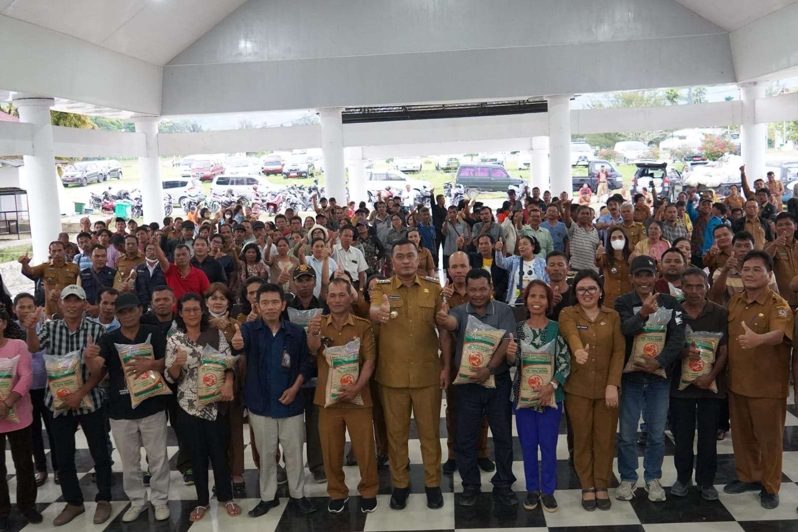 Bupati Toba Effendi Sintong P. Napitupulu menyerahkan bantuan benih padi Mekongga kepada kelompok tani di Pendopo Rumah Dinas Bupati Toba, Senin (6/10/2025).