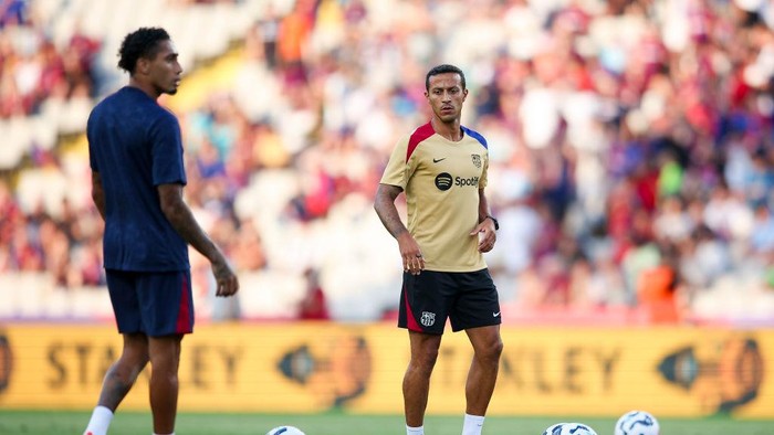 Thiago Alcantara saat mendampingi sesi latihan Barcelona bersama pelatih Hansi Flick.