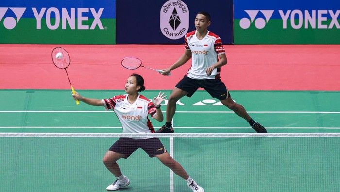 Tim beregu campuran Indonesia melawan Slovenia di Kejuaraan Dunia Junior 2025, Guwahati, India.