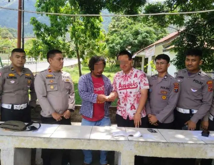 Kasat Lantas Polres Samosir, AKP Natanail Surbakti, memfasilitasi mediasi antara WNA asal California, Amerika Serikat, dan warga Samosir di Polsek Simanindo, Kamis (2/10/2025).