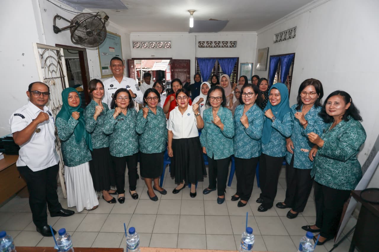 Ketua TP PKK Kota Pematangsiantar Liswati Wesly Silalahi di Kantor Lurah Martoba.