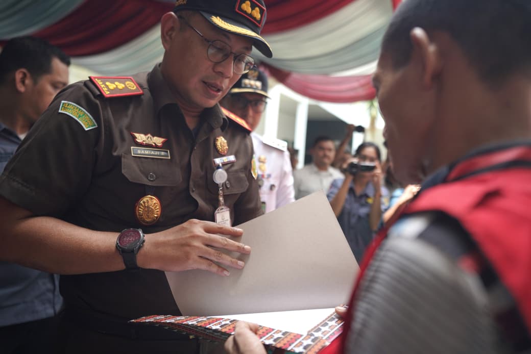 Wali Kota Medan, Rico Tri Putra Bayu Waas, menghadiri acara penghentian penuntutan 21 tersangka kasus pencurian di Kejaksaan Negeri Belawan, Rabu (8/10/2025).