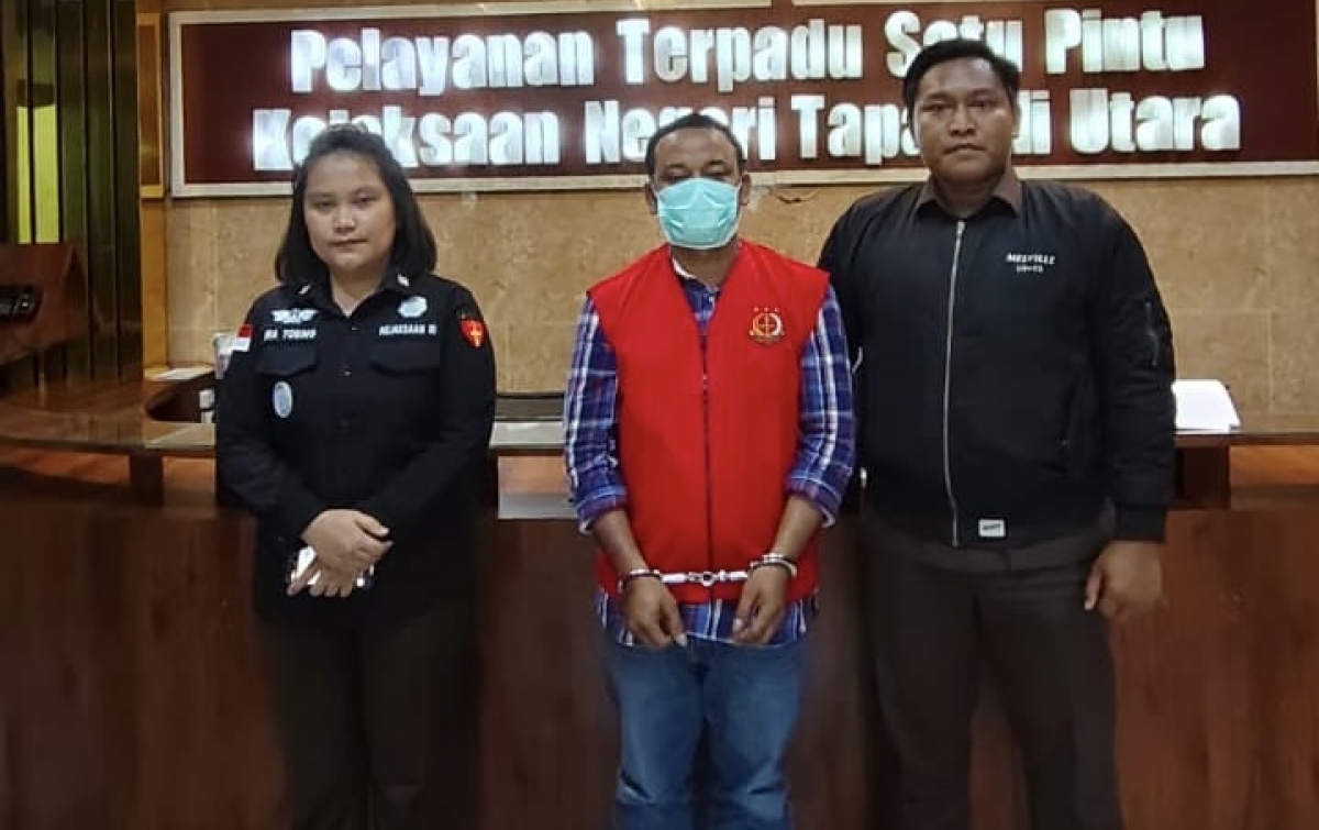 Kejari Tapanuli Utara menahan Kepala Desa Aek Nabara usai ditetapkan tersangka.