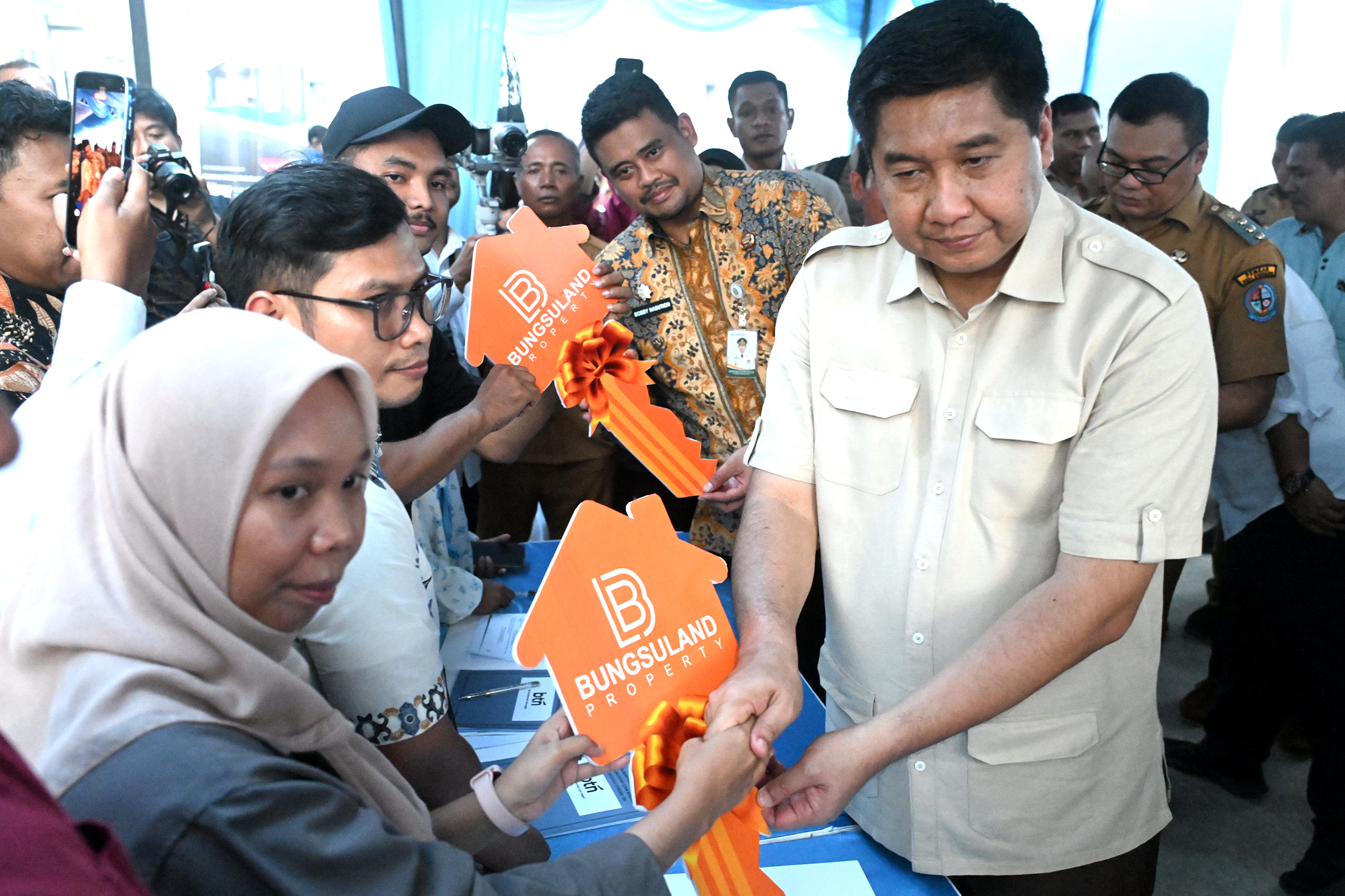Gubernur Sumut Bobby Nasution dan Bupati Deliserdang Asri Ludin Tambungan mendampingi Menteri Perumahan dan Permukiman Maruarar Sirait meninjau SMK Residence 2 di Lubukpakam, Selasa (7/10/2025). (f: D