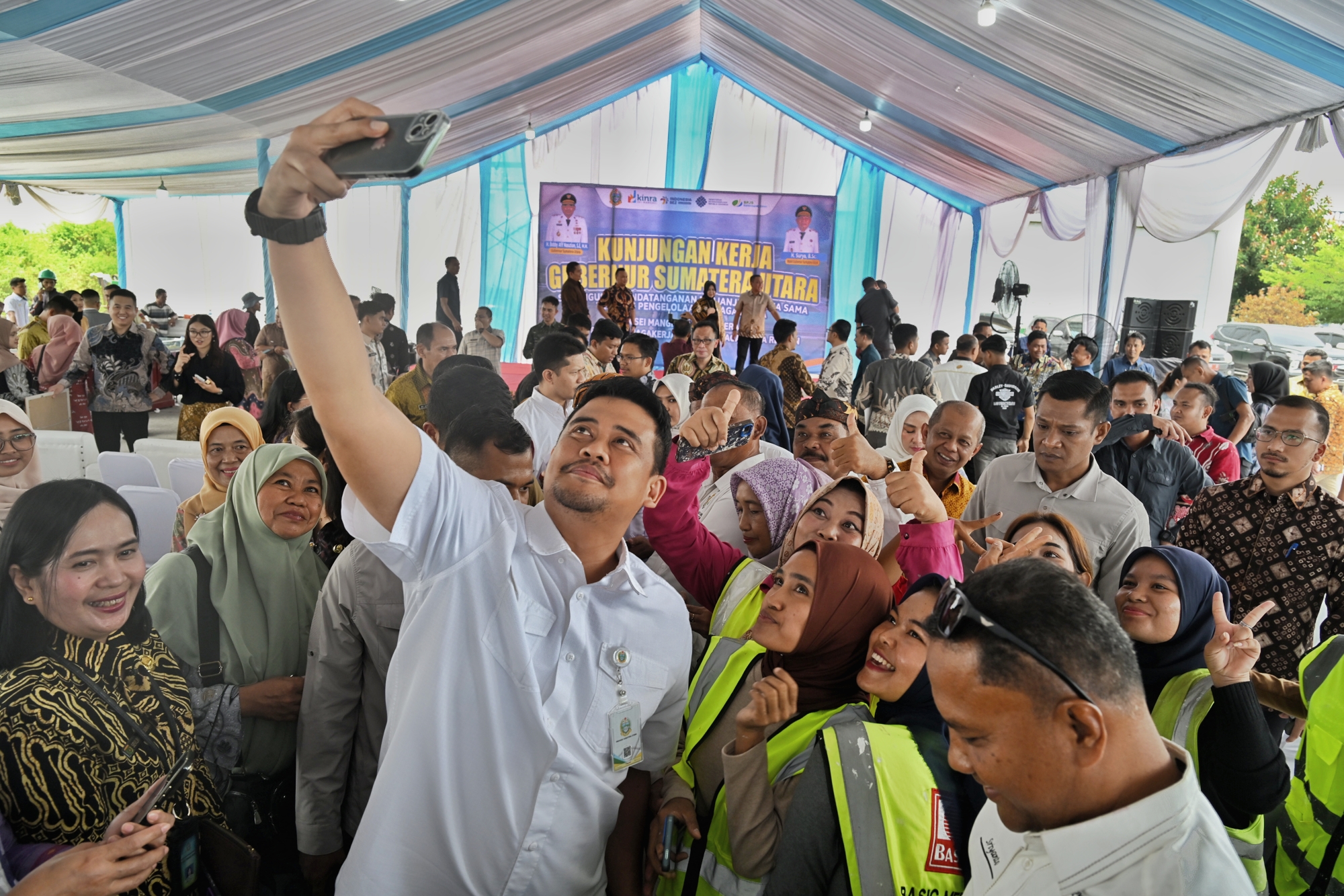 Gubernur Sumatera Utara Bobby Nasution menyerahkan secara simbolis Kartu BPJS Ketenagakerjaan bagi pekerja rentan kepada Bupati/Walikota se-Sumut di KEK Sei Mangkei, Kabupaten Simalungun, Kamis (9/10)