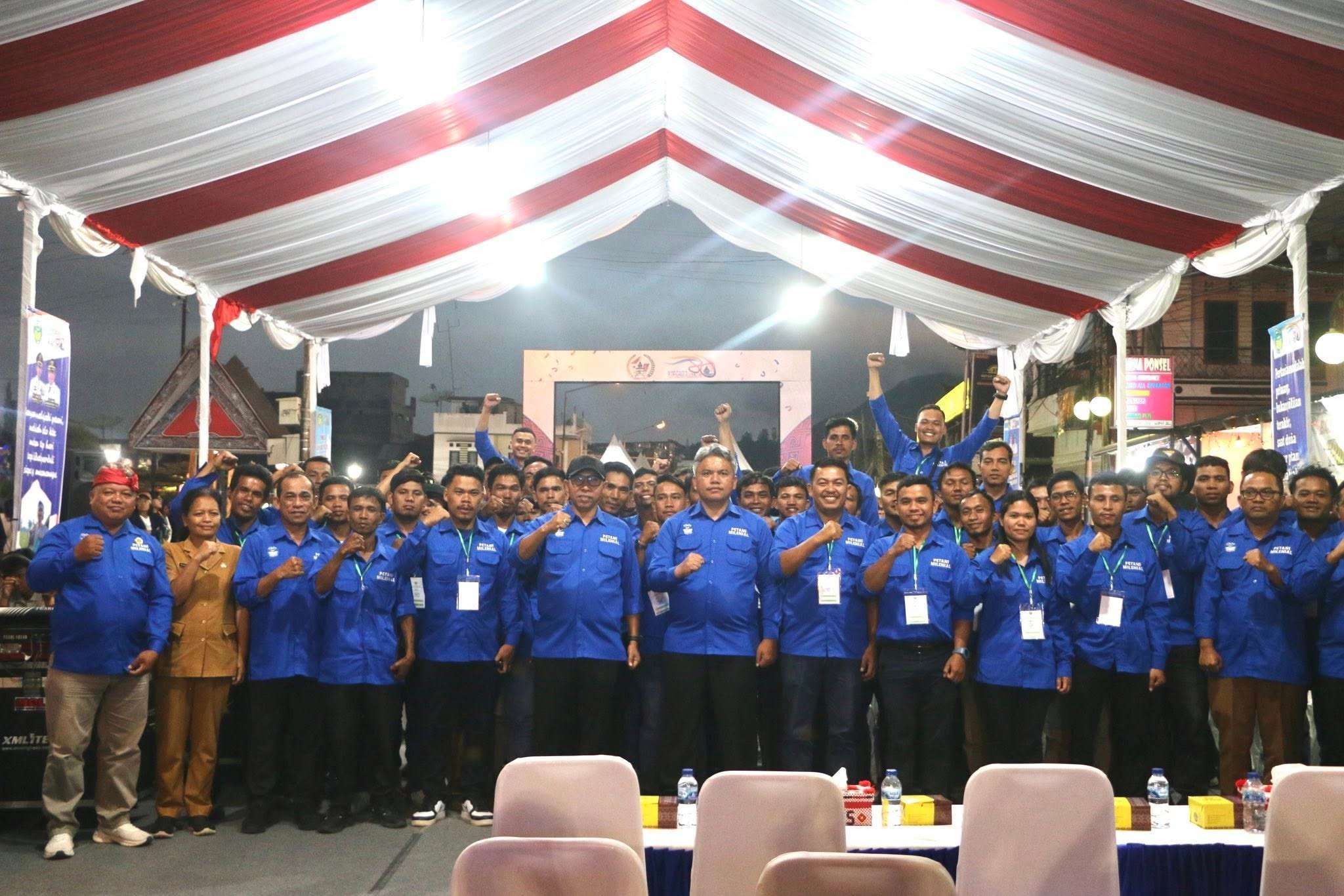 Bupati Taput Jonius Taripar P. Hutabarat bersama Wakil Bupati Deni Parlindungan Lumbantoruan mengukuhkan Petani Milenial Taput di Sopo Partungkoan Tarutung, Selasa (7/10/2025).