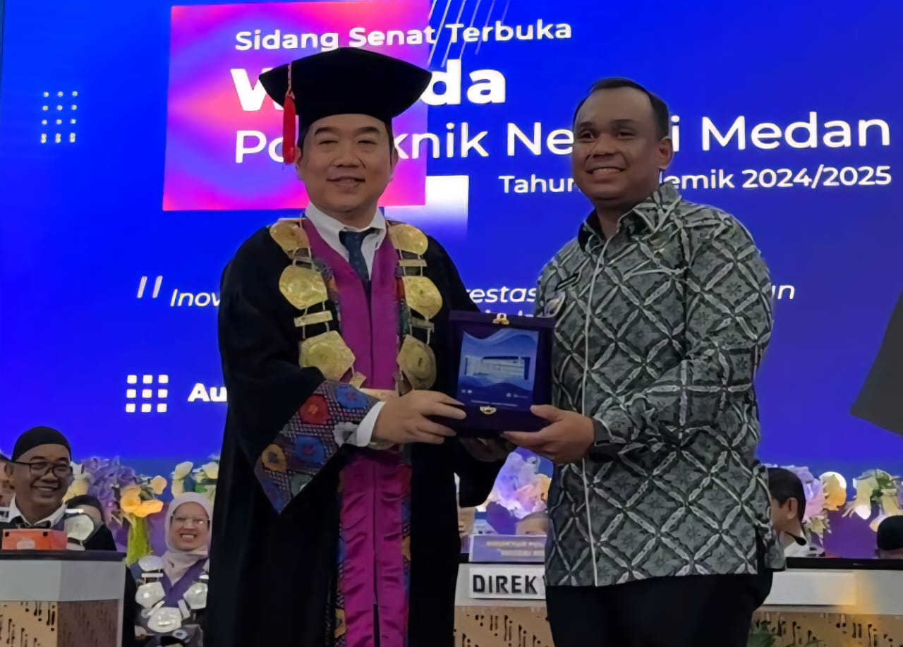 Antara wakil wali kota dan rektor Polmed USU menyerahkan plakat apresiasi, Selasa (7/10/2025) dalam prosesi wisuda. (Ist)