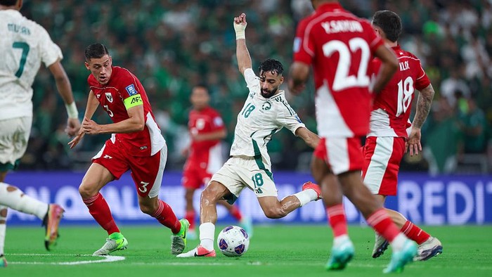 Kapten Timnas Indonesia Jay Idzes menenangkan rekan setimnya usai kekalahan tipis dari Arab Saudi di Kualifikasi Piala Dunia 2026.