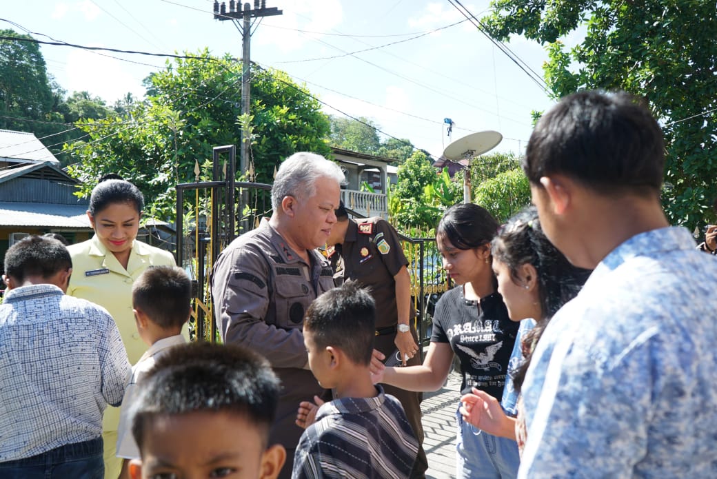 Kajati Sumut Dr. Harli Siregar bersama Ketua IAD Ny. Tirumaida Harli Siregar menyerahkan bantuan bhakti sosial di Kabupaten Nias Selatan, Rabu (8102025).