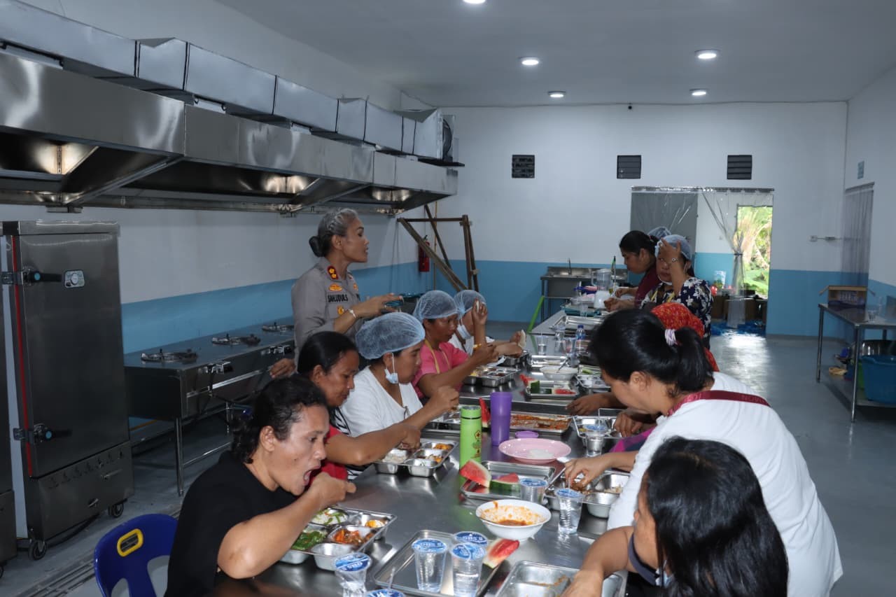 Kapolres Pematangsiantar AKBP Sah Udur Togi Marito Sitinjak meninjau Gedung SPPG Polres Siantar.