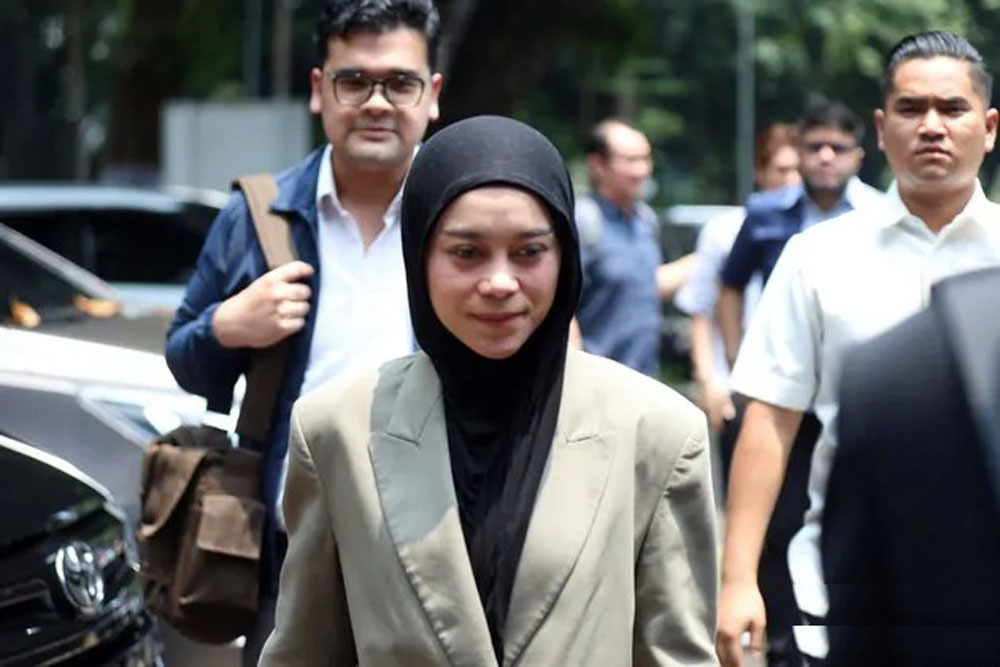 Penyanyi dangdut Lesti Kejora didampingi suami Rizky Billar usai menjalani pemeriksaan selama empat jam di Ditreskrimsus Polda Metro Jaya, Rabu (8/10/2025). Ia dicecar 27 pertanyaan.