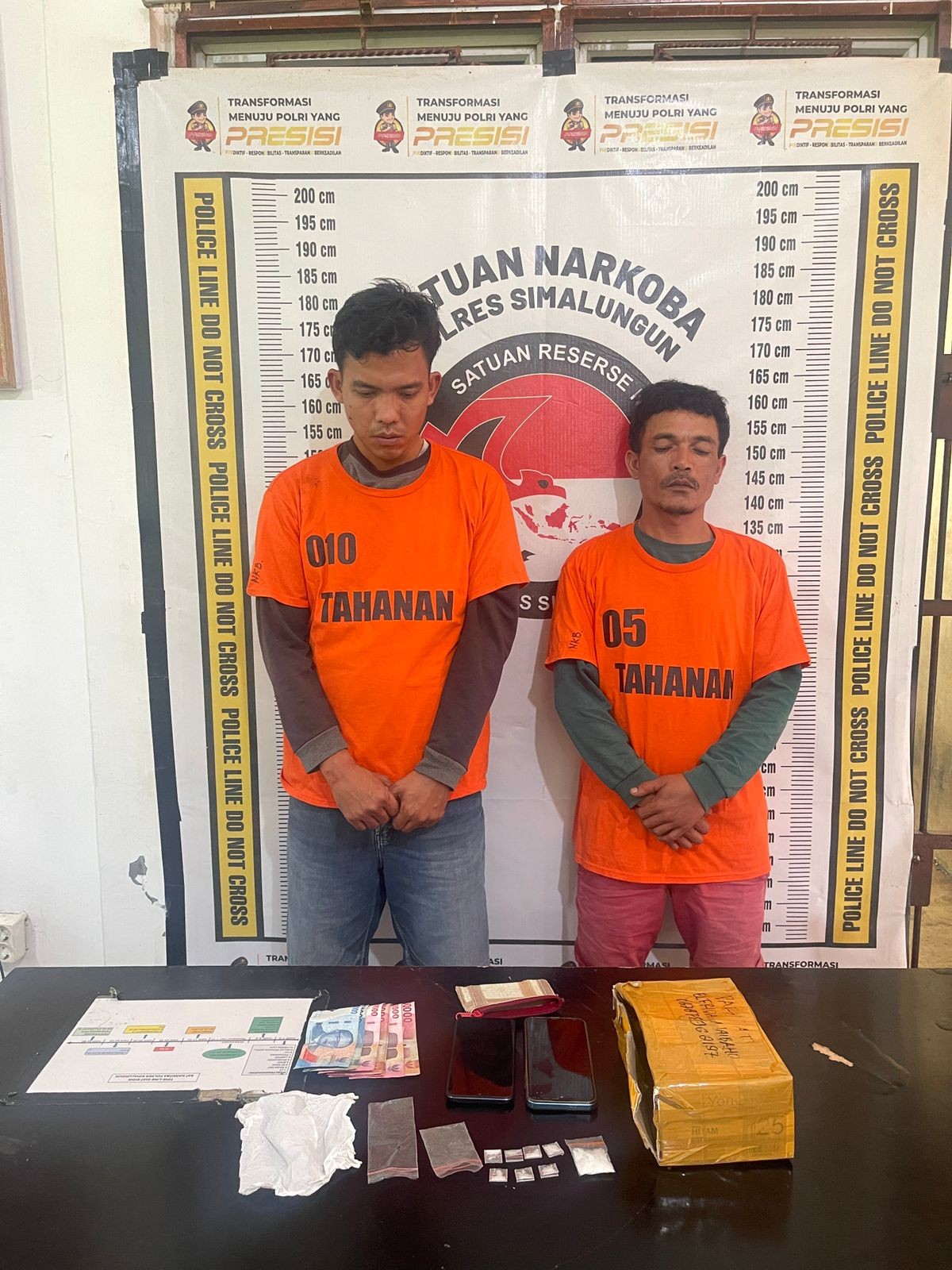 Dua anggota jaringan pengedar sabu-sabu yang diamankan di Parapat.