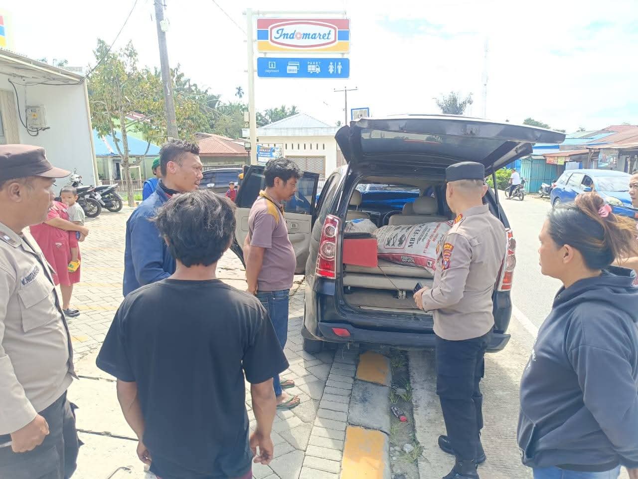 Petugas Polres Simalungun menunjukkan barang bukti dua karung jahe hasil curian dan mobil Daihatsu Xenia yang diamankan dalam kasus pencurian di Jalan Siantar&ndash;Saribudolok.