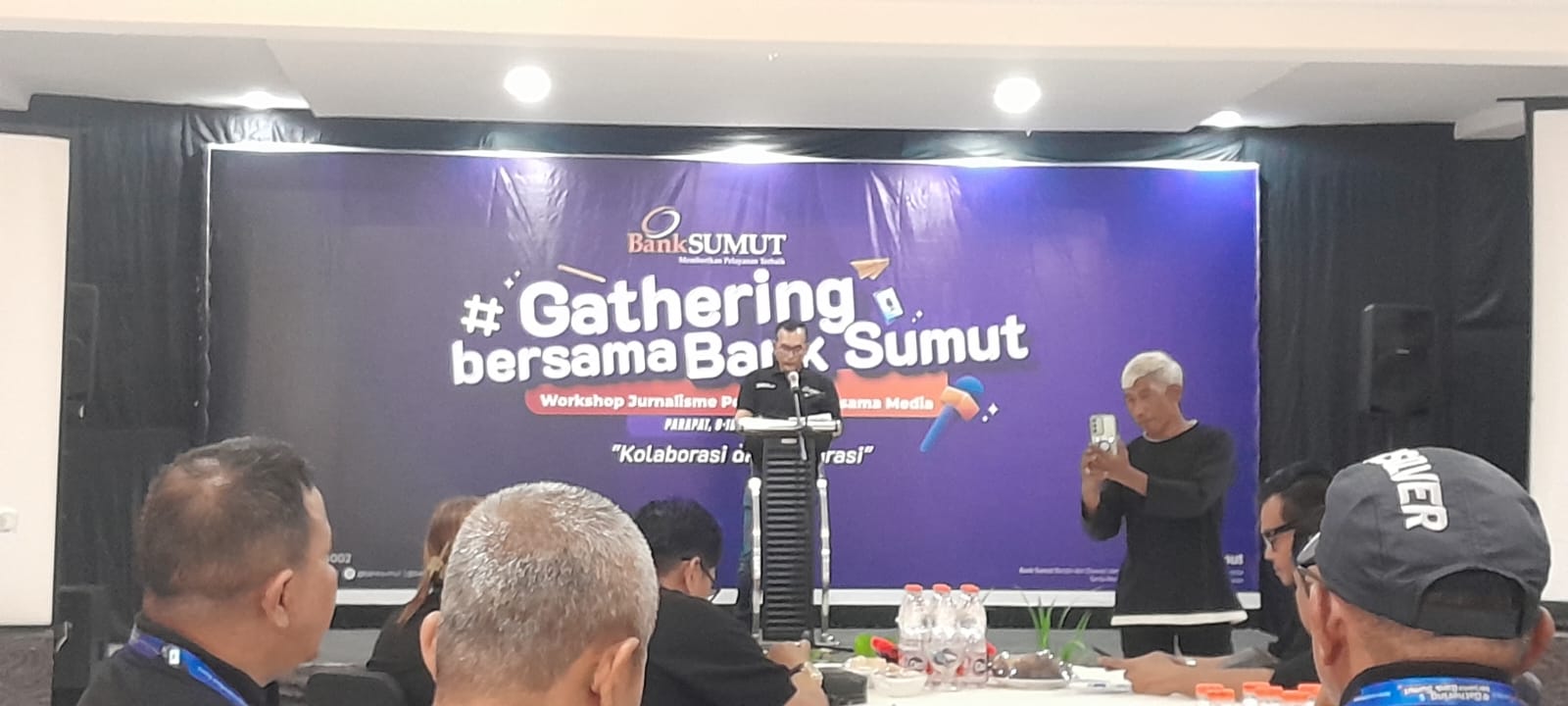Sekretaris Perusahaan Bank Sumut, Suwandi, saat membuka gathering dan workshop jurnalisme perbankan bersama media tahun 2025 bertema &ldquo;Kolaborasi Dalam Narasi&rdquo; di Danau Toba, Kamis (9/10/2025).