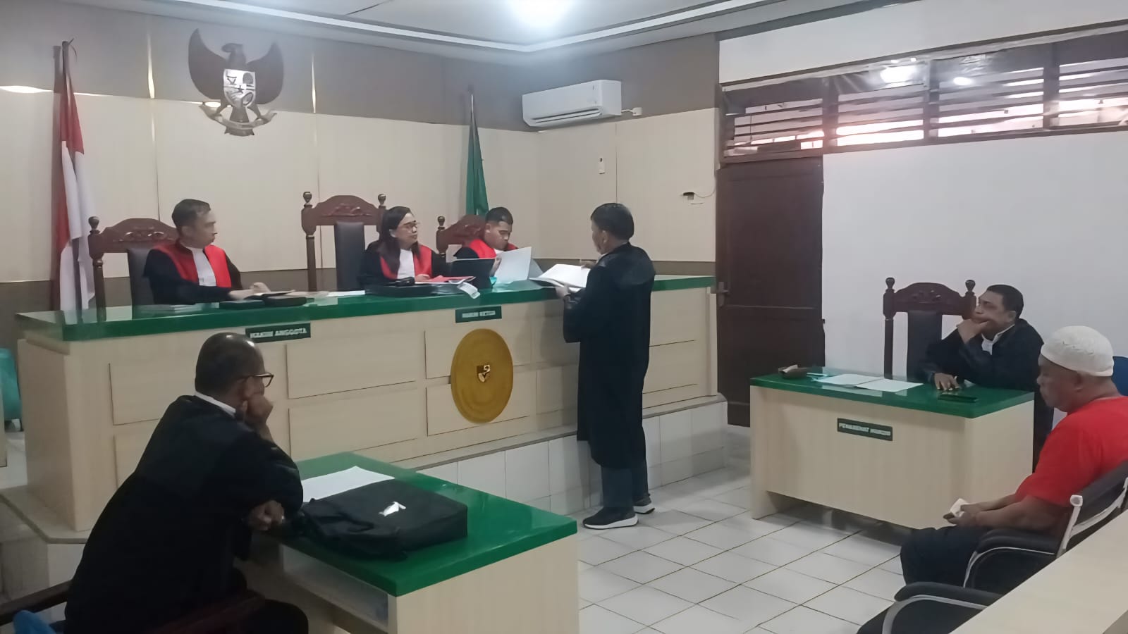 Suasana sidang kasus narkotika dengan terdakwa Rahmadi di ruang Chandra Pengadilan Negeri Tanjungbalai, Selasa (7/10/2025).