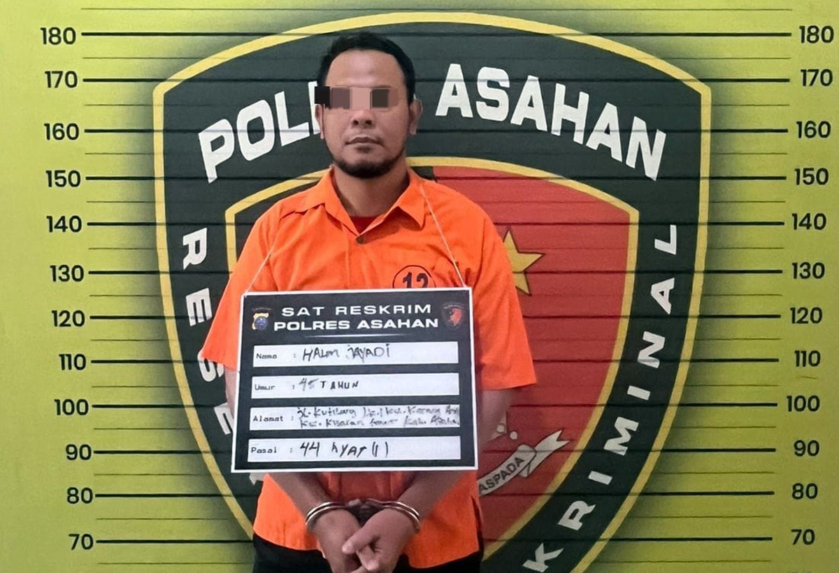 Tersangka kasus KDRT di Asahan saat diamankan di Polres Asahan, Senin (6/10/2025).